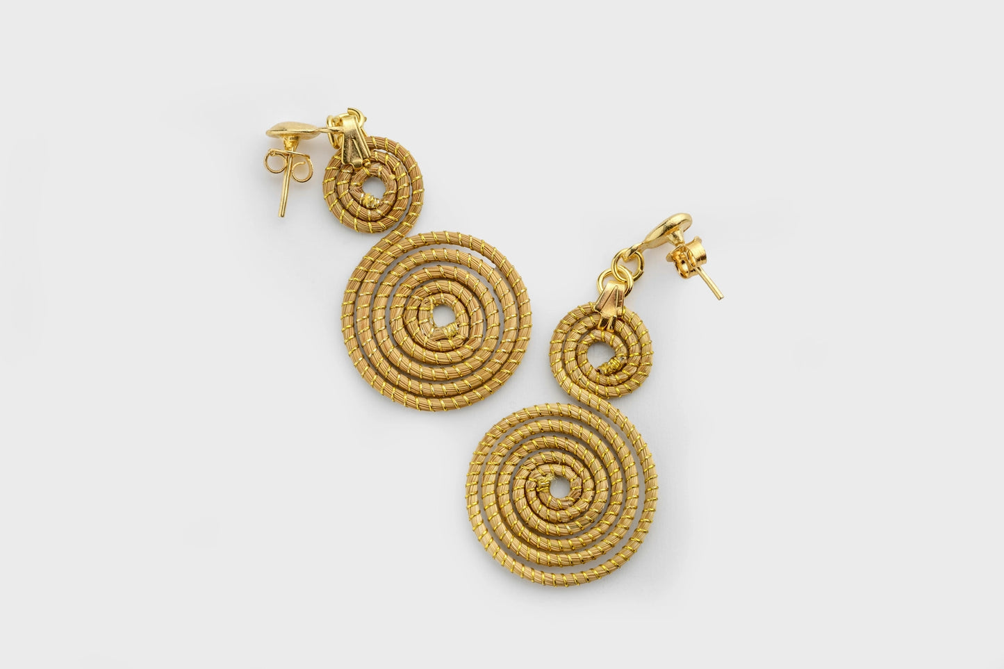 Boucles d'oreilles en capim dourado, motif un petit cercle et un grand cercle