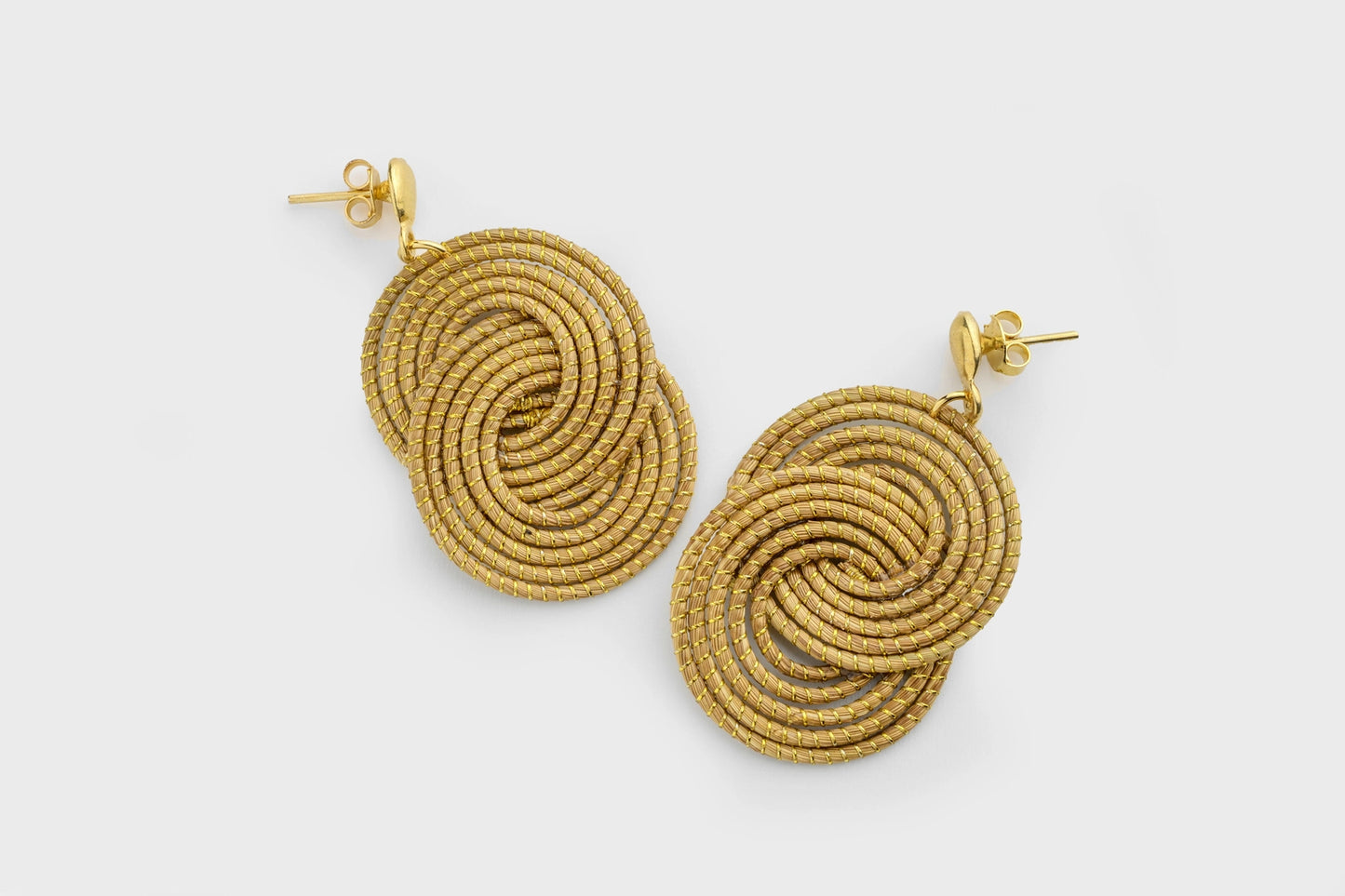 boucles d'oreilles en or végétal, en forme de deux cercles entrelacés