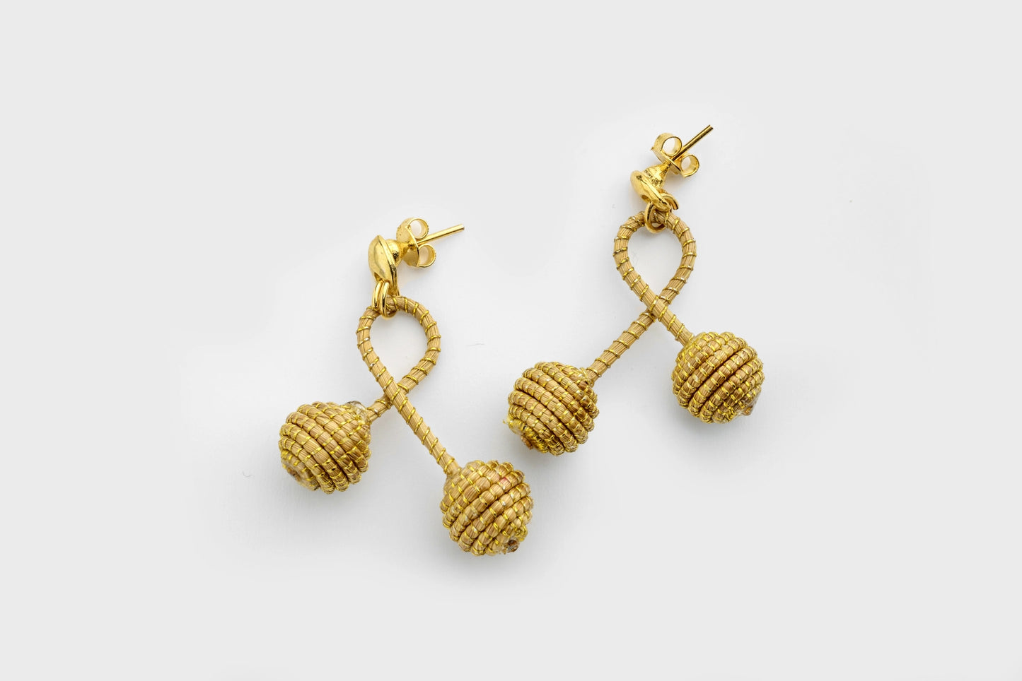 boucles d'oreilles en capim dourado, représentant deux sphères