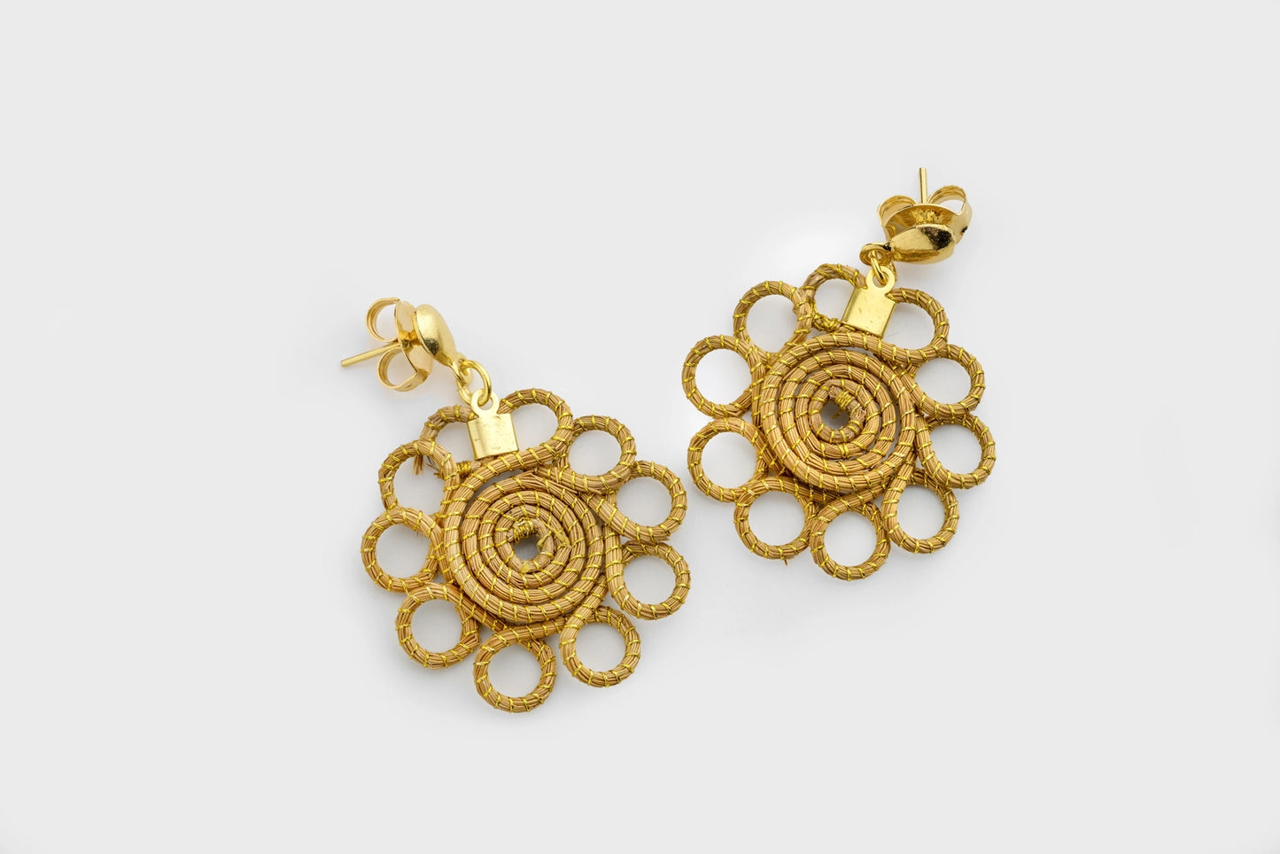 Boucles d'oreilles en capim dourado, motif de fleur