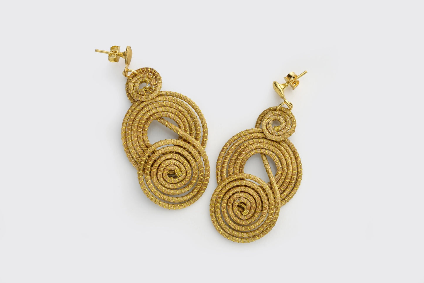Boucles d'oreilles en or végétal, tressées afin de formet 3 cercles entrelacés, hypnotique
