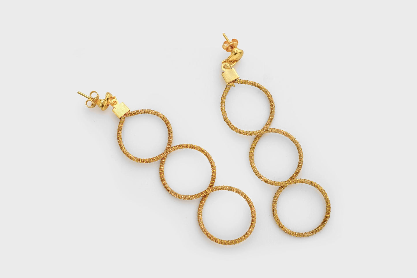 Boucles d'oreilles en capim dourado, 4 cercles alignés