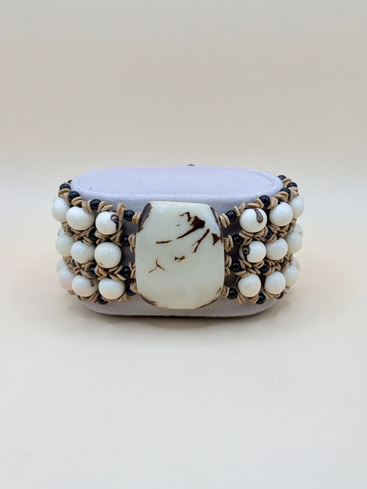 Bracelet en graines d'açaï et de jarina blanches, de graines de morototo et perles