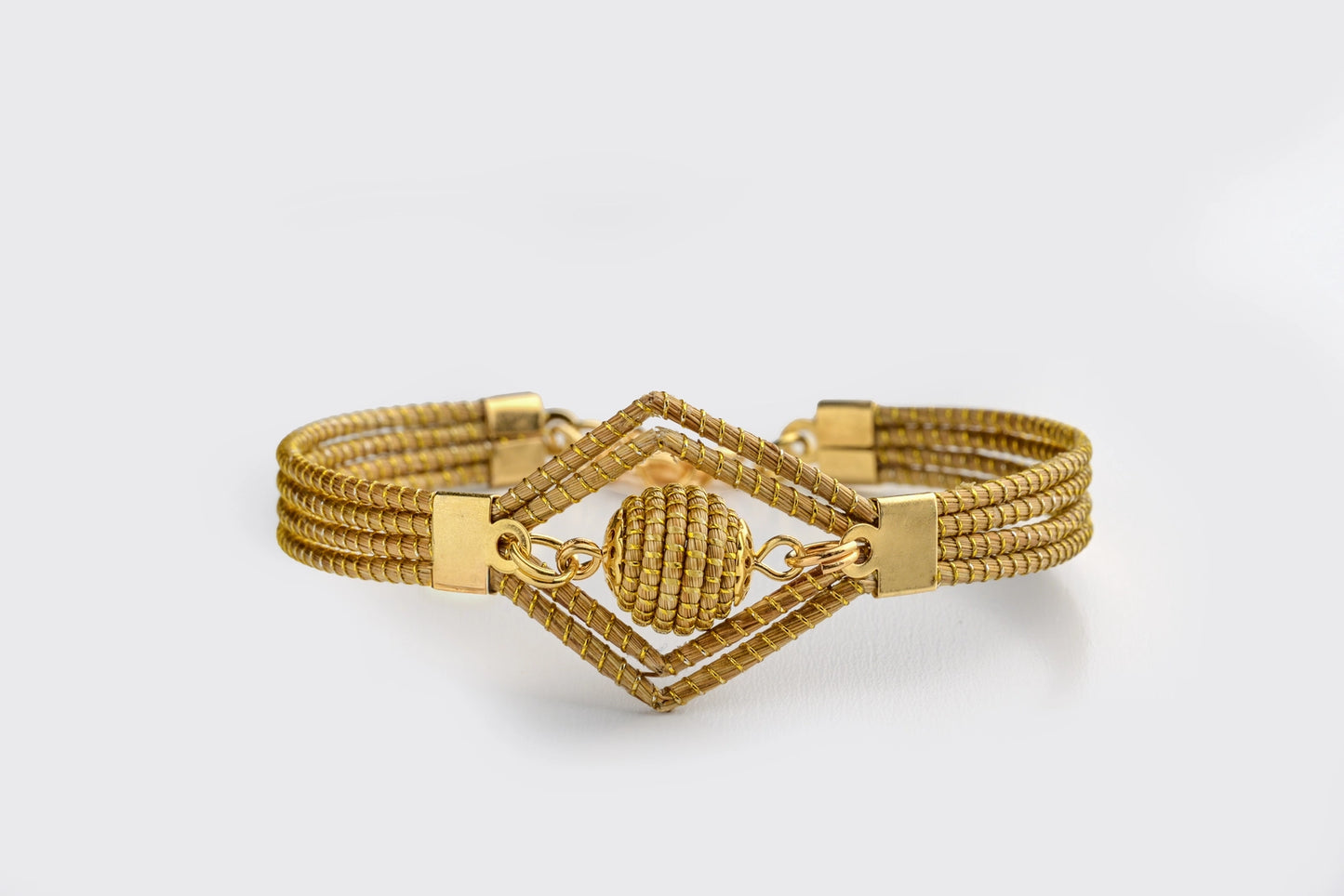 bracelet en or végétal, présentant une sphère en son centre