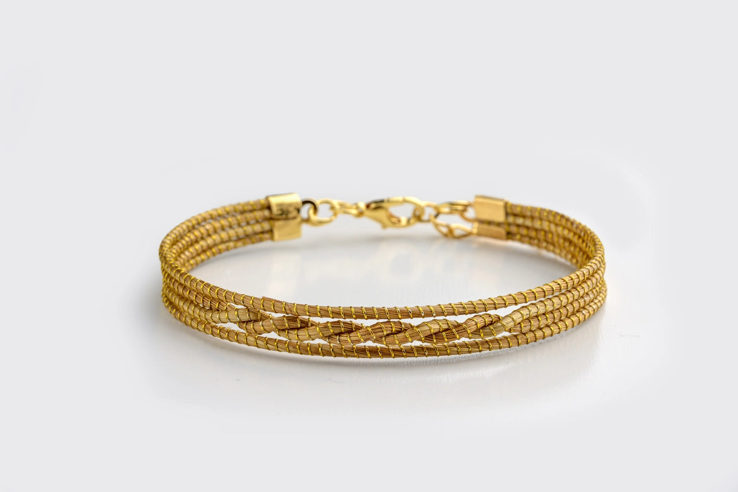 Bracelet en or végétal, symbolisant un lien puissant, une fibre tressée