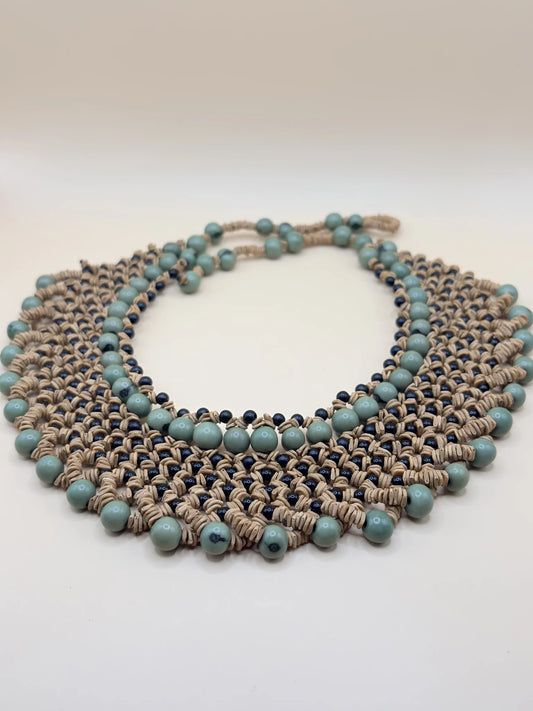 Grand collier vert en graines d'açaï et morototo, fabriqué manuellement par femmes artisans de l'Amazonie