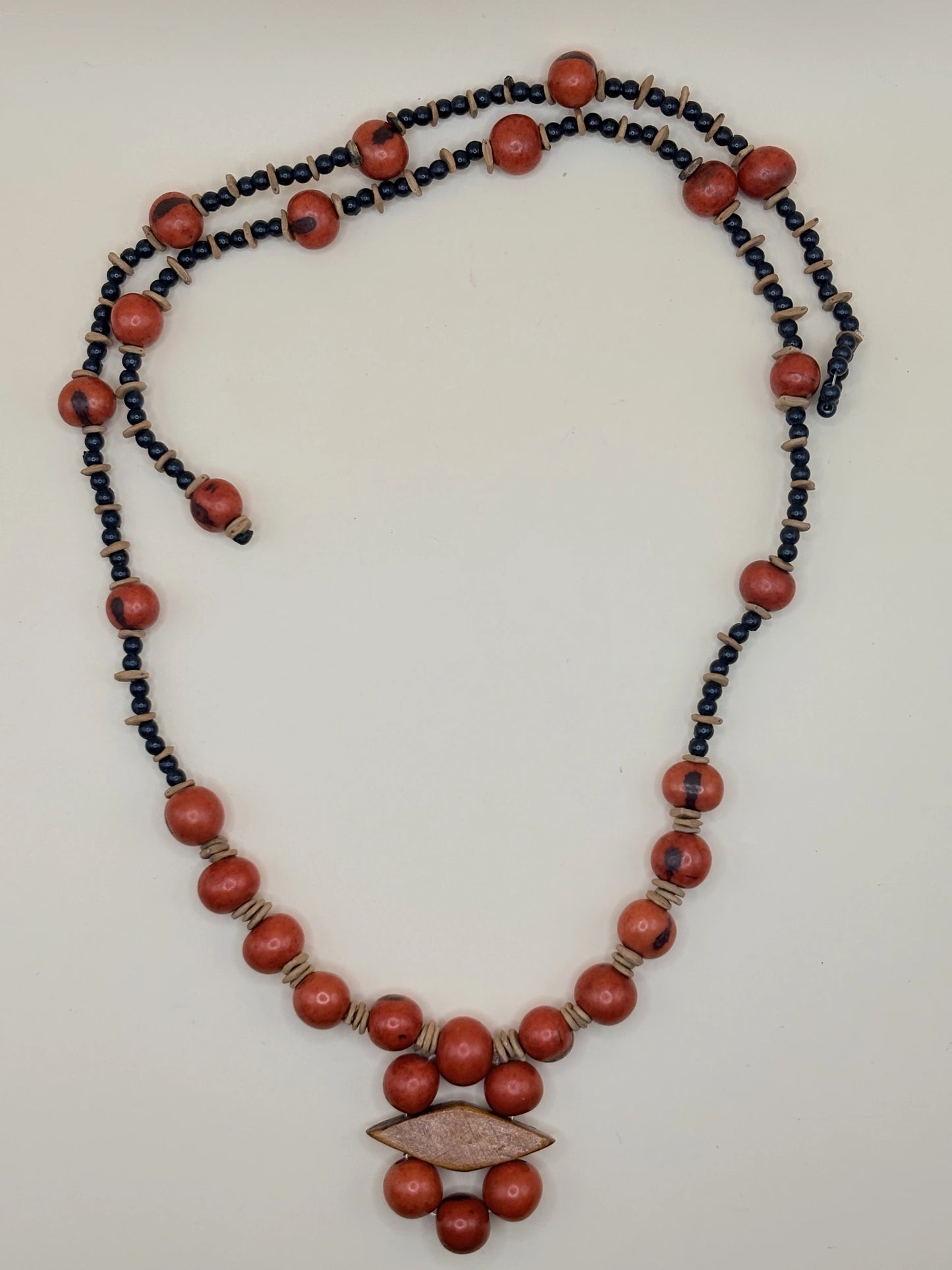 Collier fait main en Amazonie en graines d'açaï rouge, vue de dessus