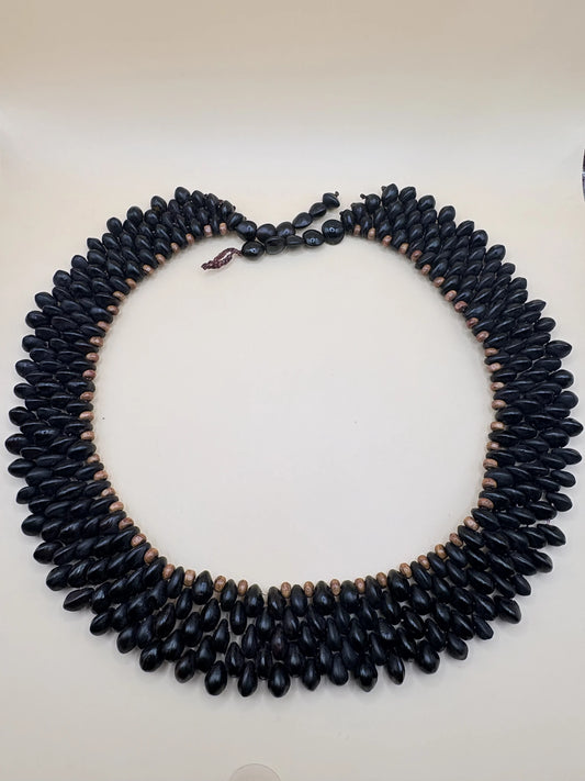 Collier fabriqué en Amazonie, avec des graines de tento noires assemblées à la main