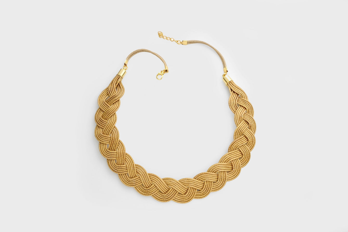 Collier en capim dourado, fibres végétales larges tressées