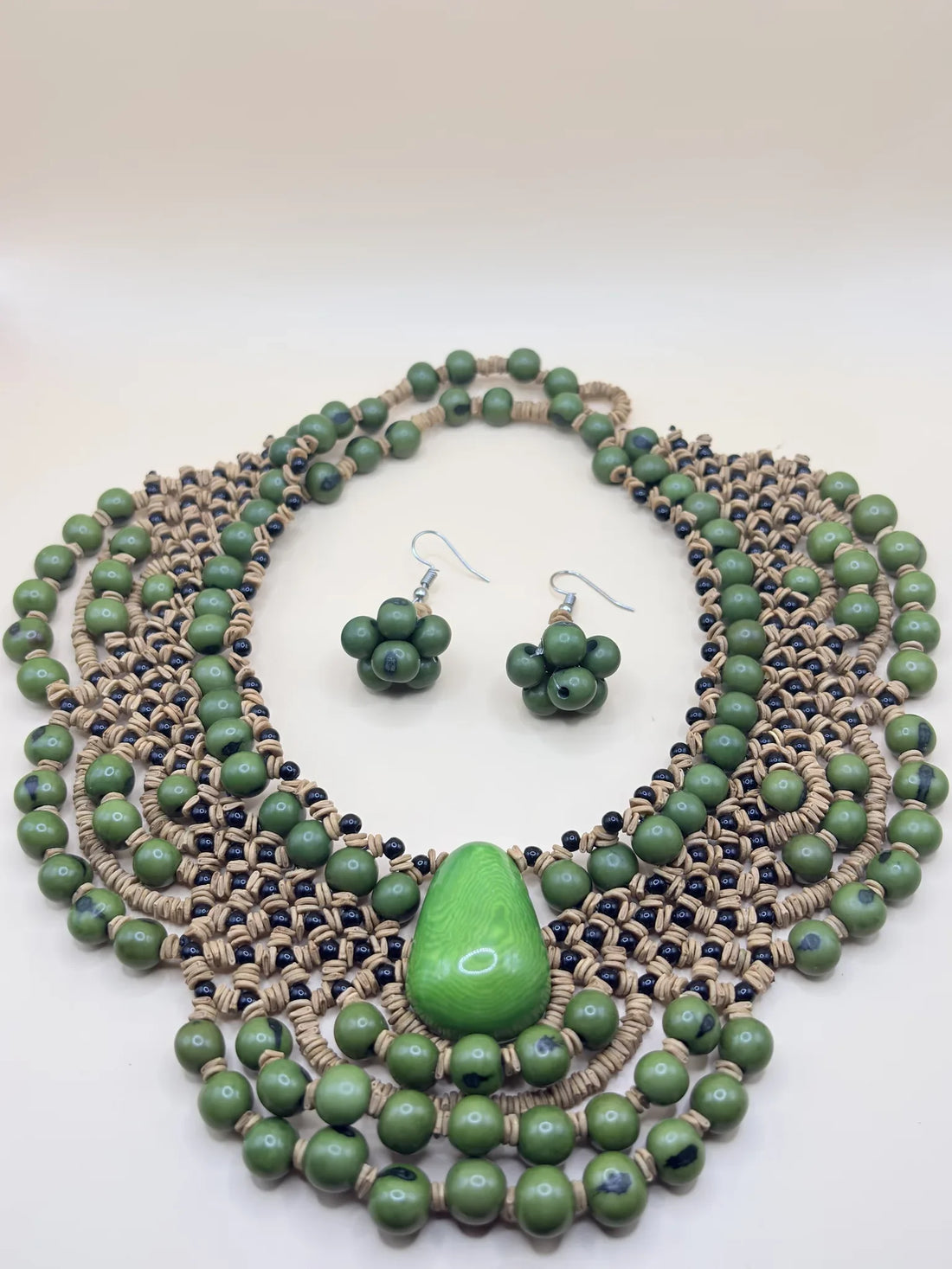 Bijoux en graines : un artisanat végétal au cœur de l’Amazonie
