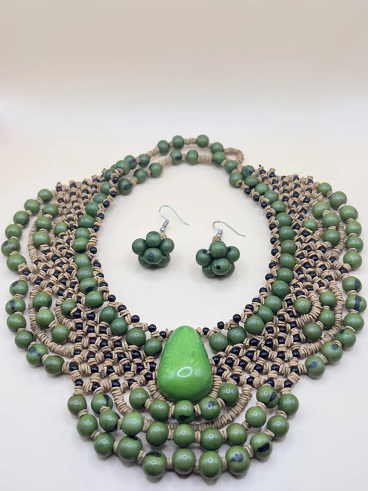 Bijoux en graines : un artisanat végétal au cœur de l’Amazonie