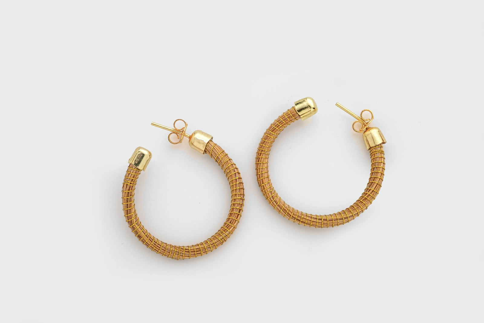 Boucles d'oreilles de type créole, en or végétal, fibre végétale tressée