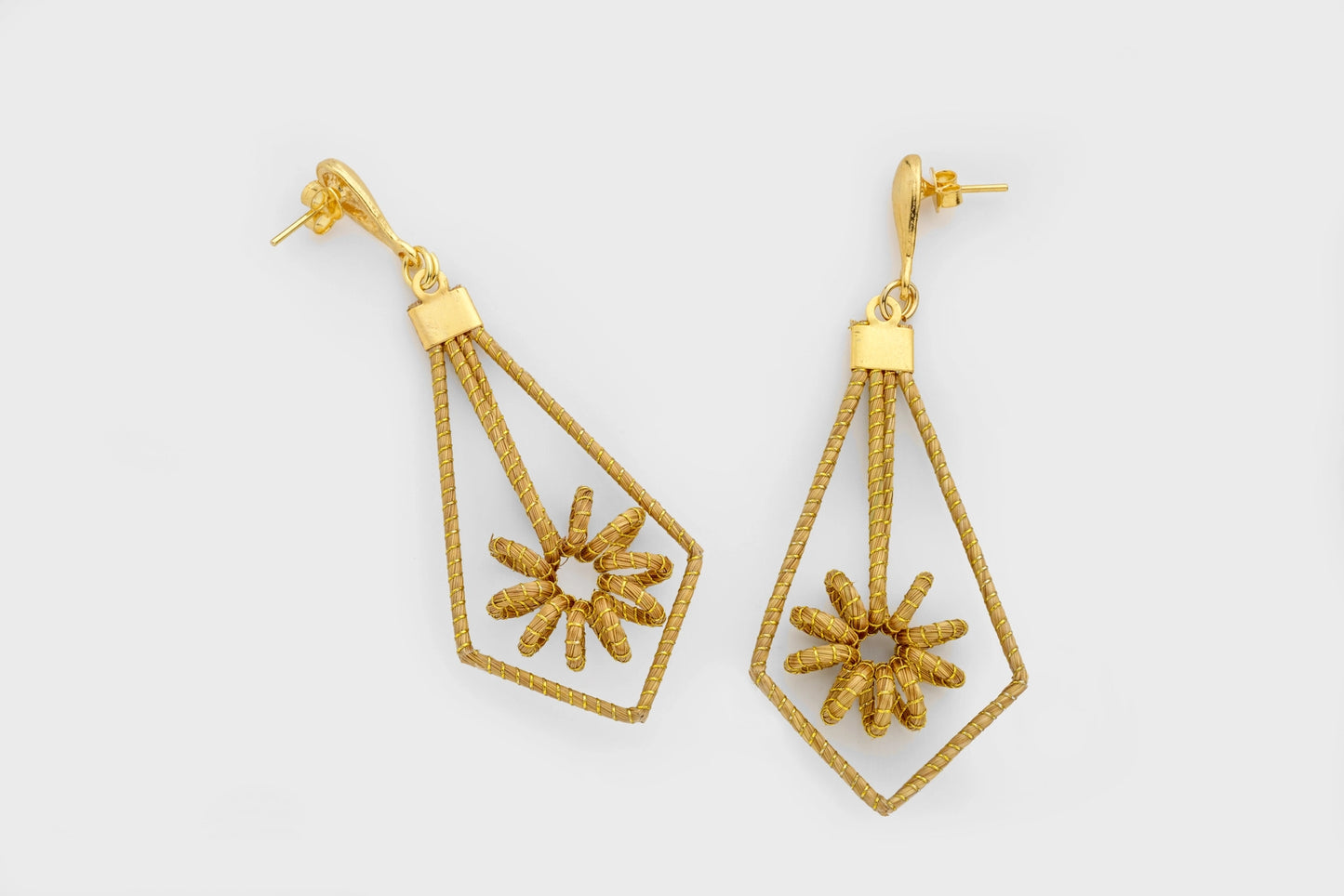 Boucles d'oreilles en or végétal, présentant une fleur dans un losange
