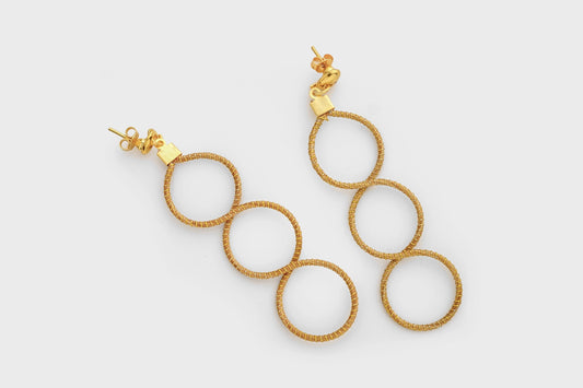 Boucles d'oreilles en capim dourado, 4 cercles alignés
