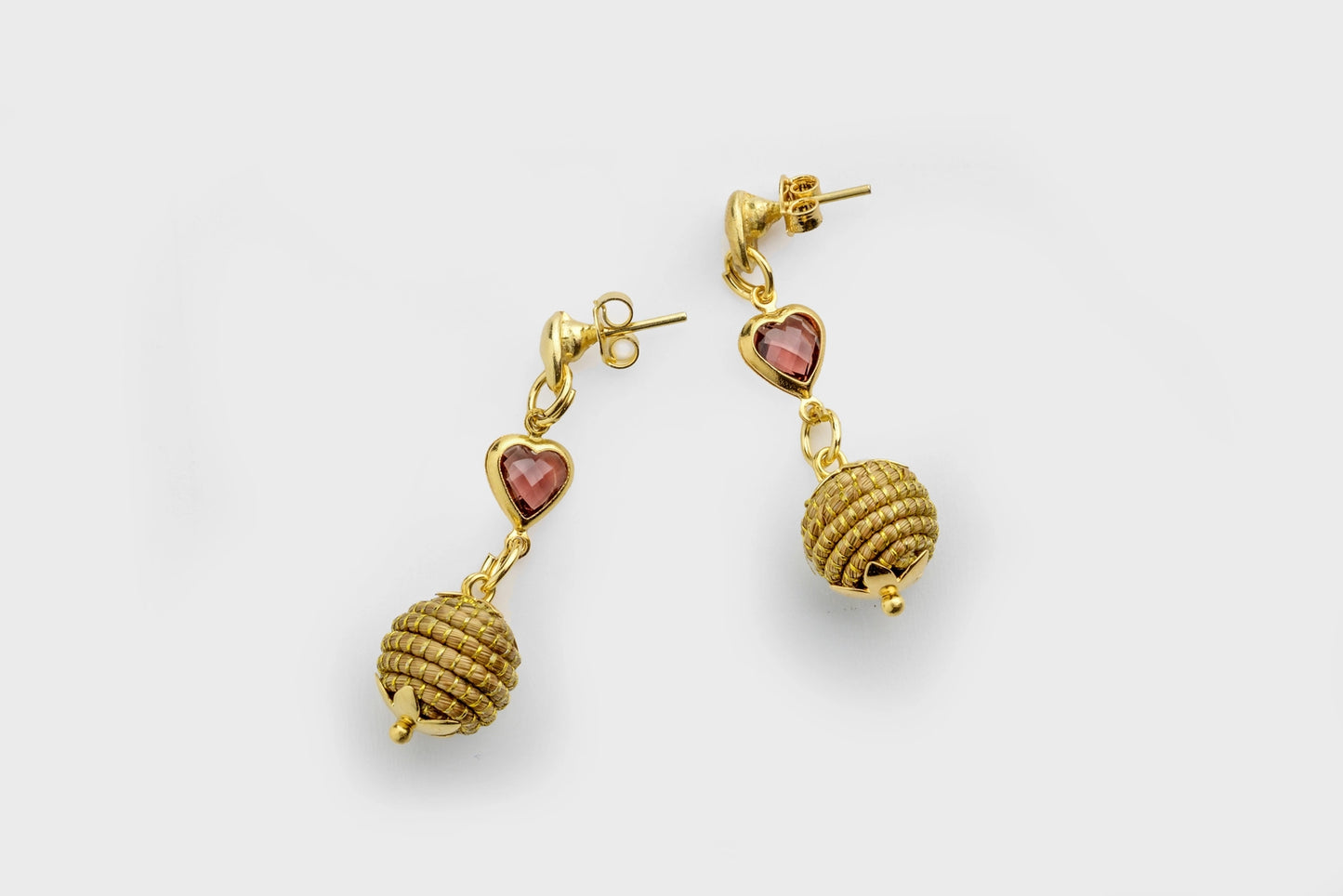 boucles d'oreilles en capim dourado, forme de goutte de pluie et coeur