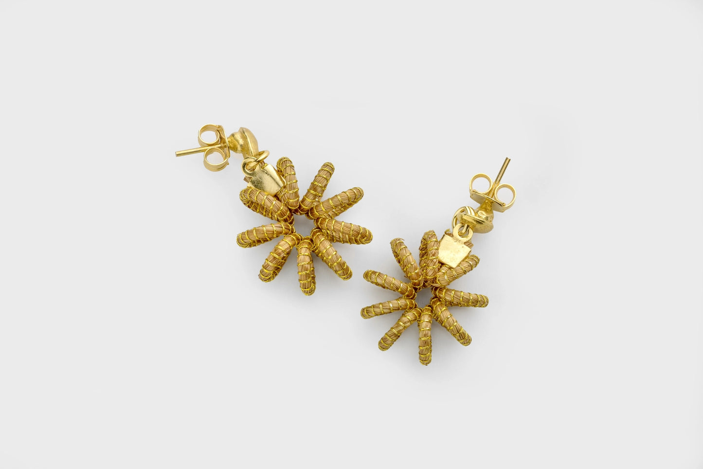 Boucles d'oreilles en or végétal, fibres tressées représentant un soleil