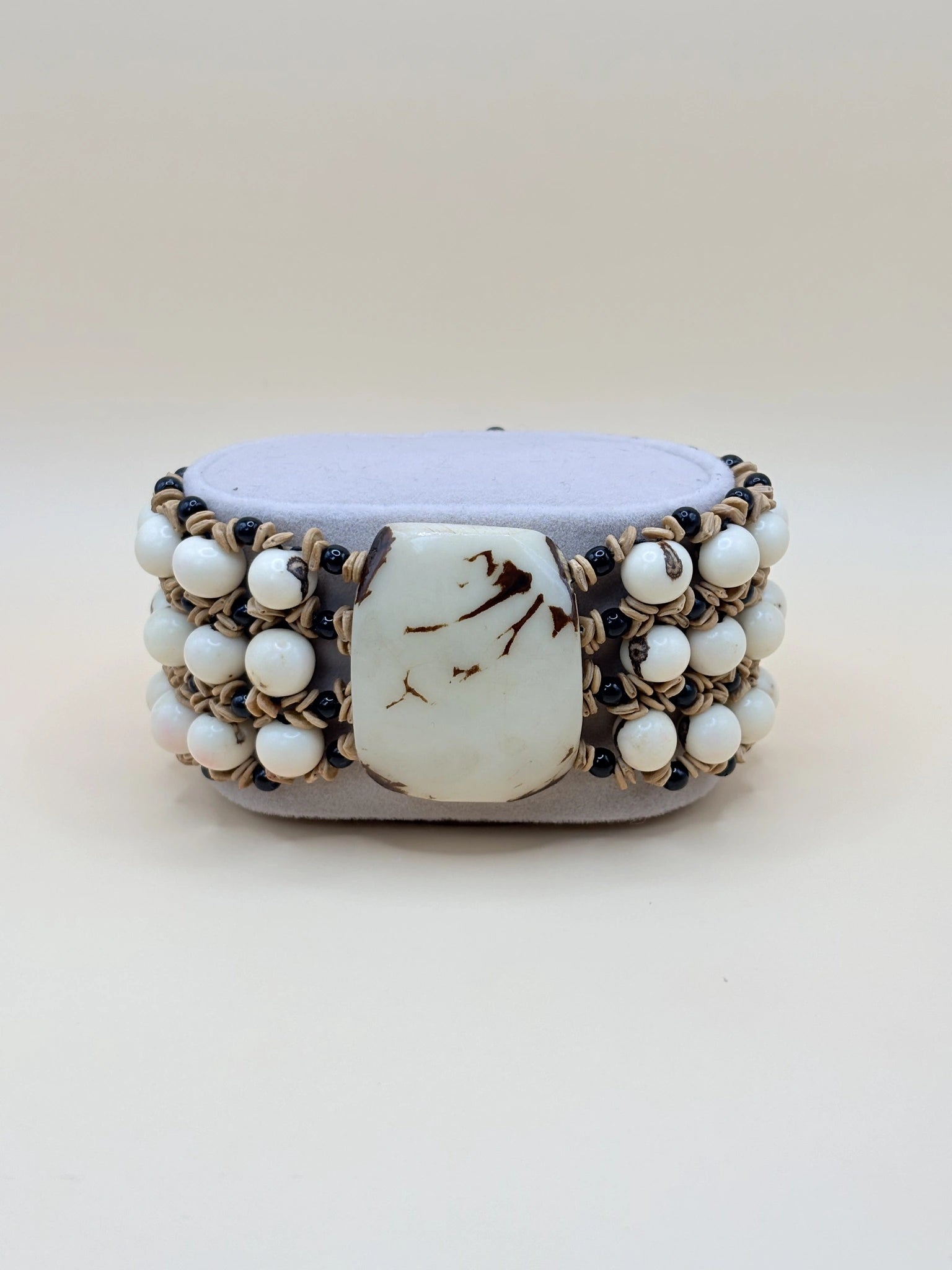Bracelet en graines d'açaï et de jarina blanches, de graines de morototo et perles