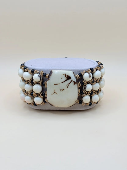 Bracelet en graines d'açaï et de jarina blanches, de graines de morototo et perles