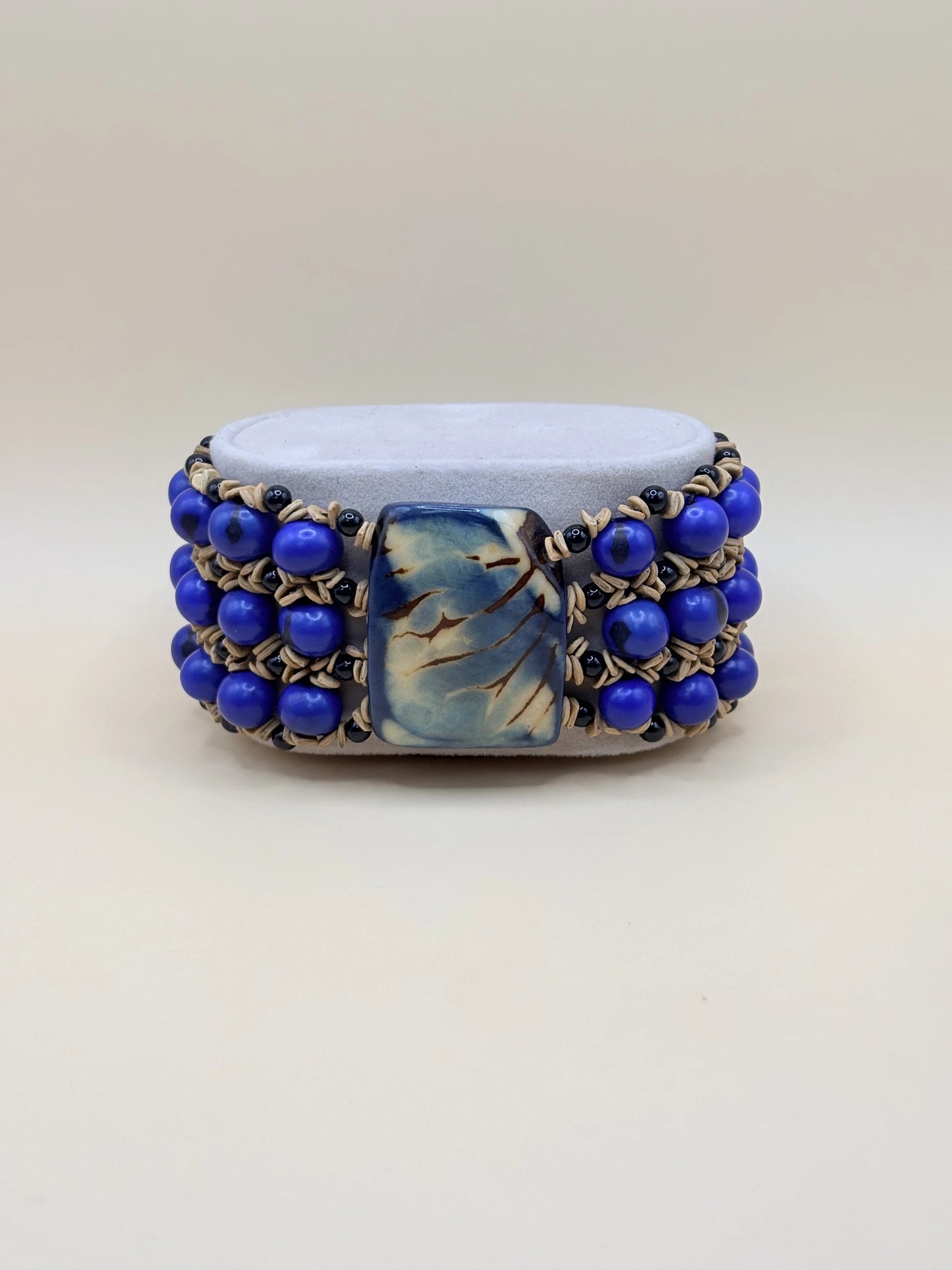 bracelet bleu, fabriqué en Amazonie avec des graines d'açaï, de jarina et de morototo