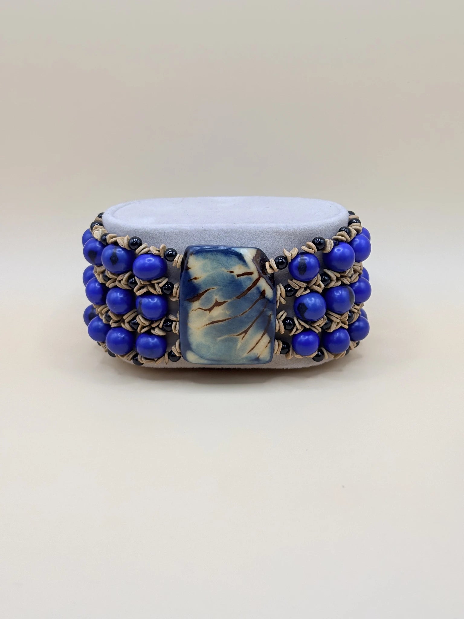 bracelet bleu, fabriqué en Amazonie avec des graines d'açaï, de jarina et de morototo