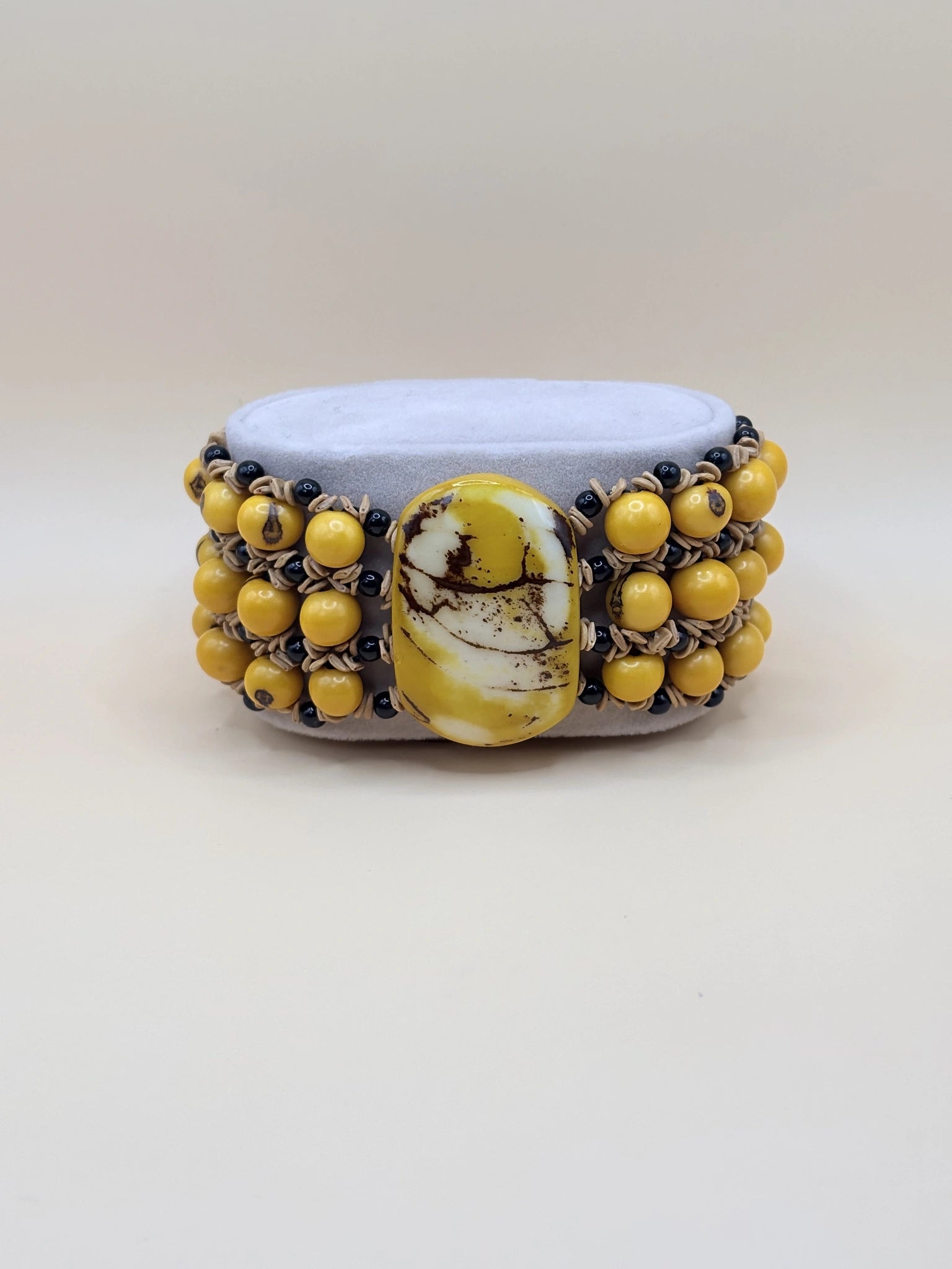 bracelet fabriqué à la main en Amazonie, en açaï et jarina jaunes, morototo et miçanga