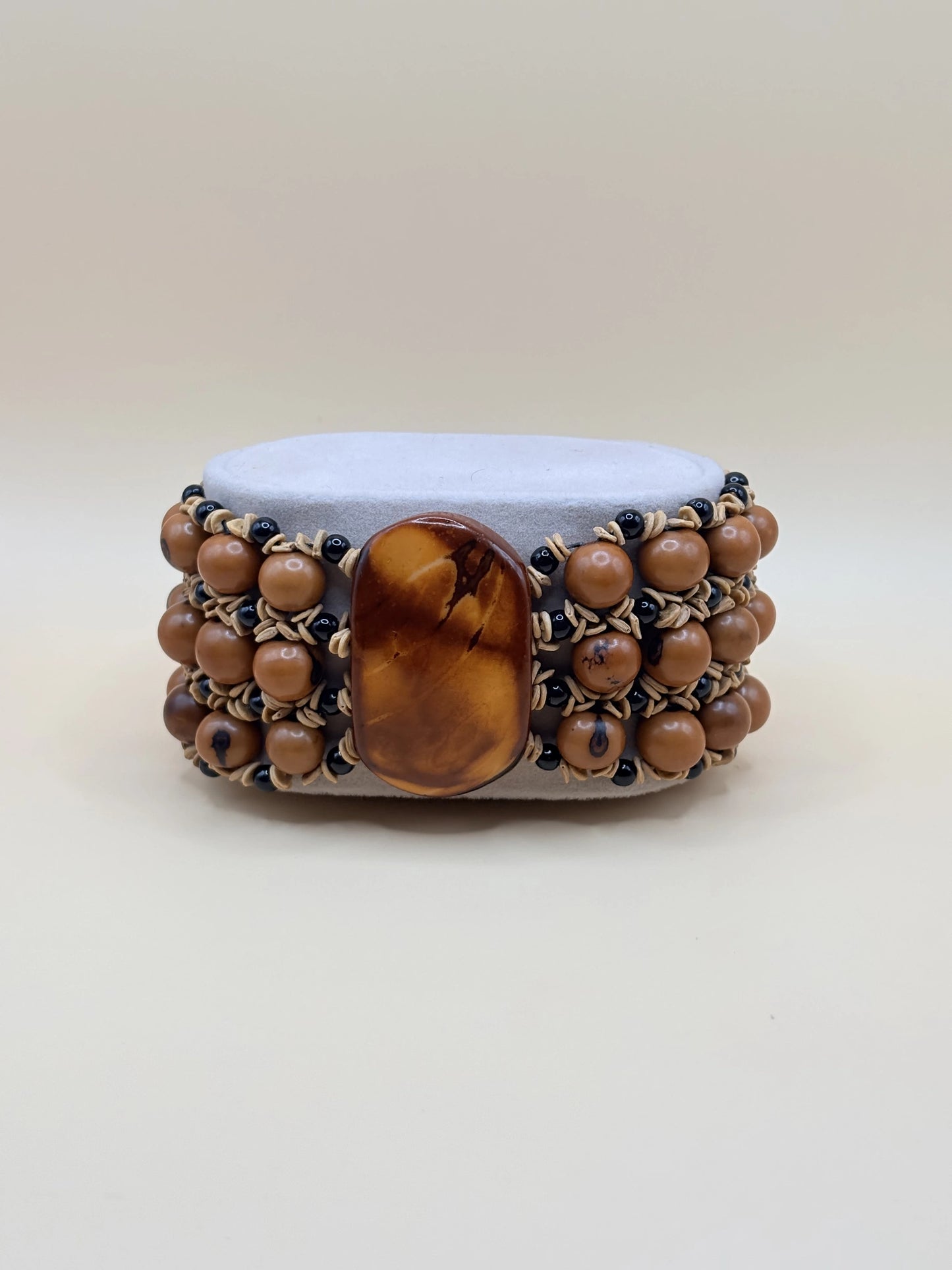 bracelet marron fabriqué en Amazonie manuellement avec plusieurs graines locales