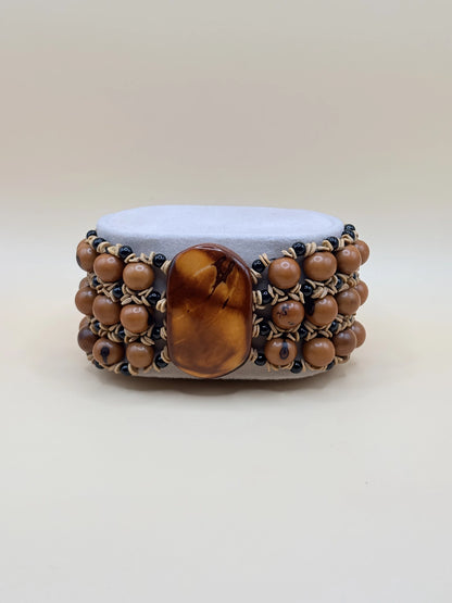 bracelet marron fabriqué en Amazonie manuellement avec plusieurs graines locales