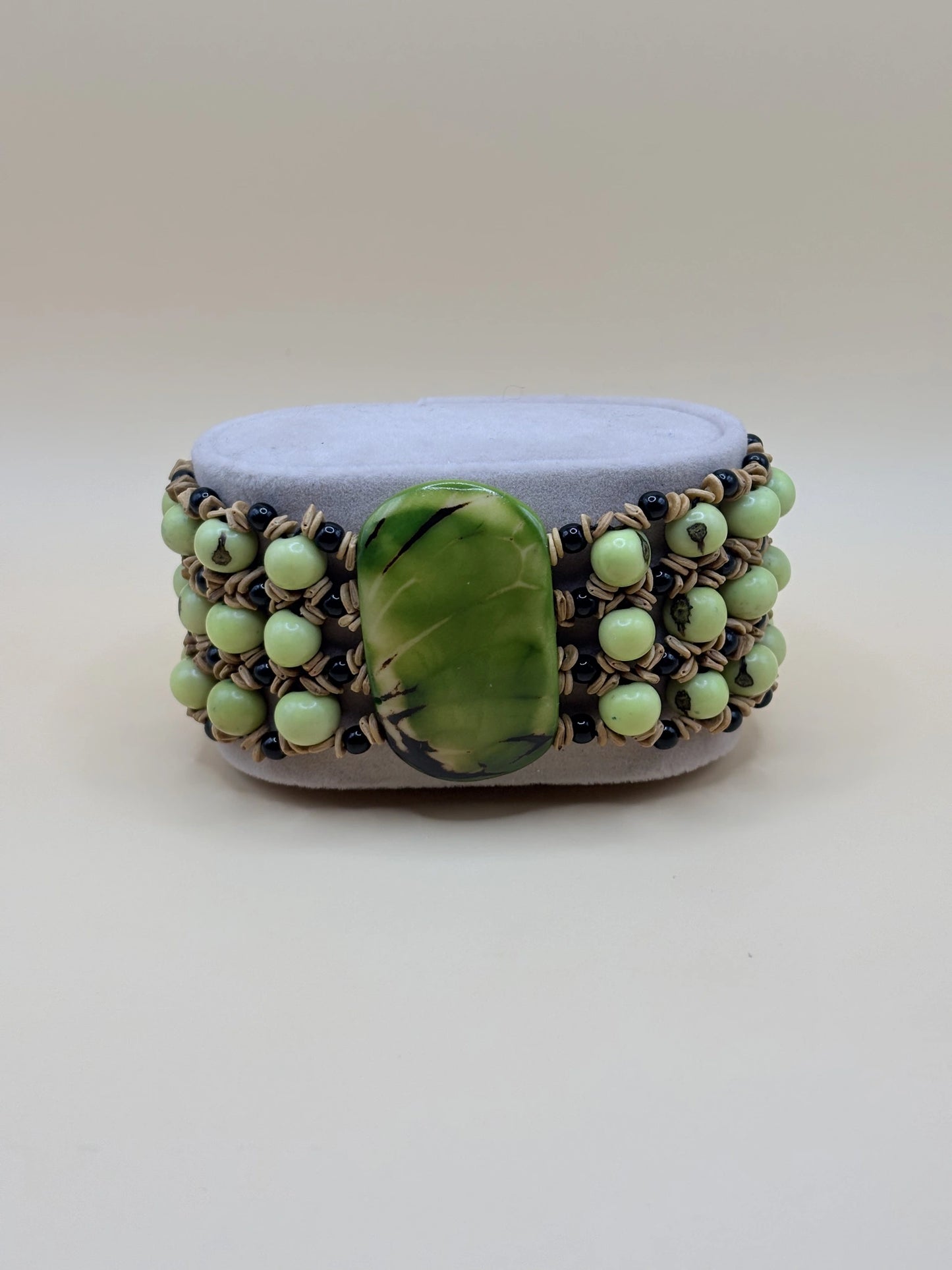 bracelet vert designé par les femmes artisans de la communauté Satéré-Mawé en graines de jarina, açaï et morototo