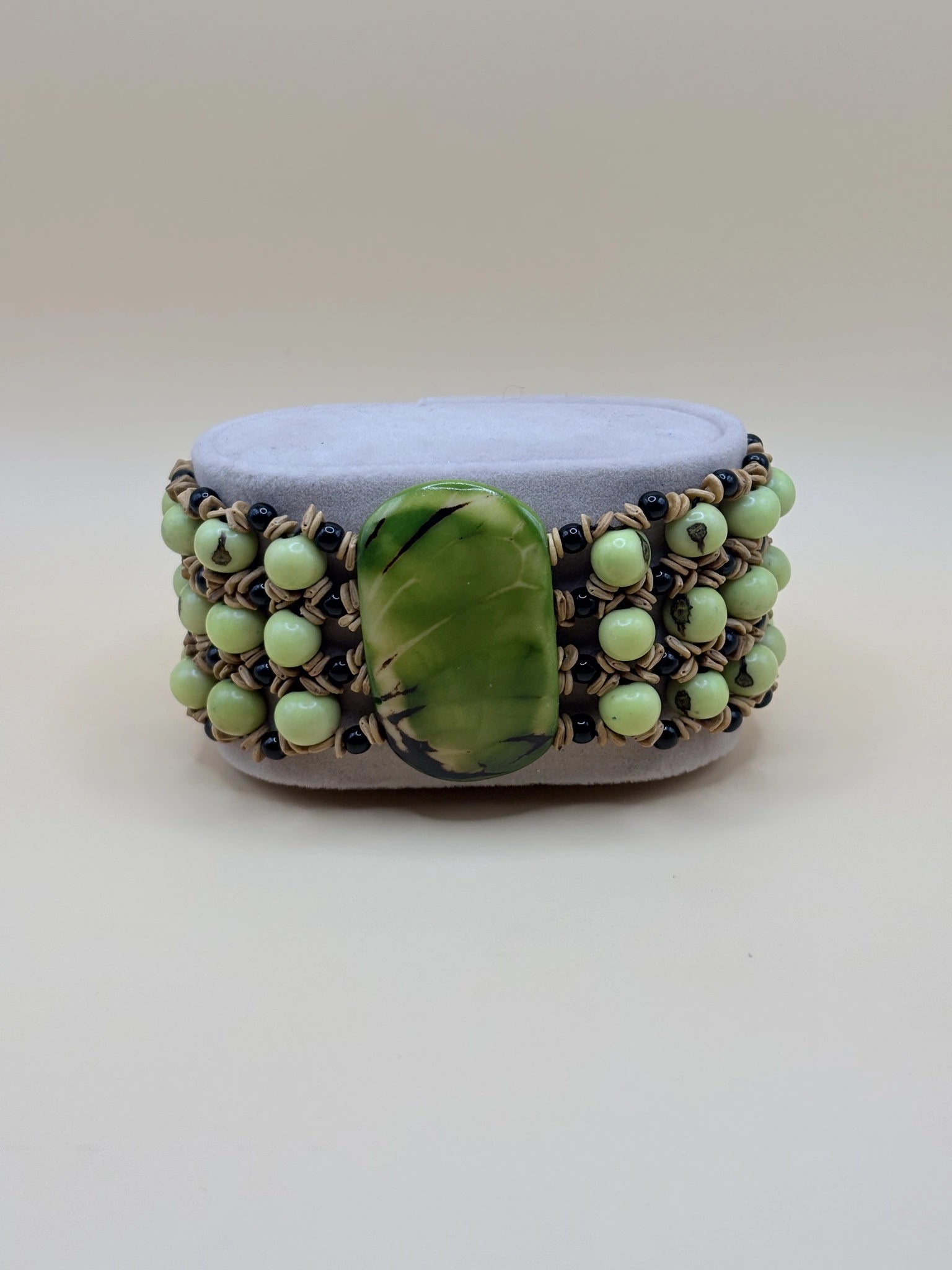bracelet vert designé par les femmes artisans de la communauté Satéré-Mawé en graines de jarina, açaï et morototo