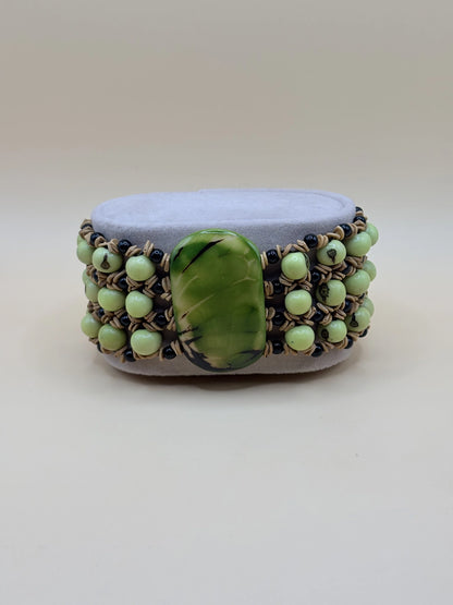 bracelet vert designé par les femmes artisans de la communauté Satéré-Mawé en graines de jarina, açaï et morototo