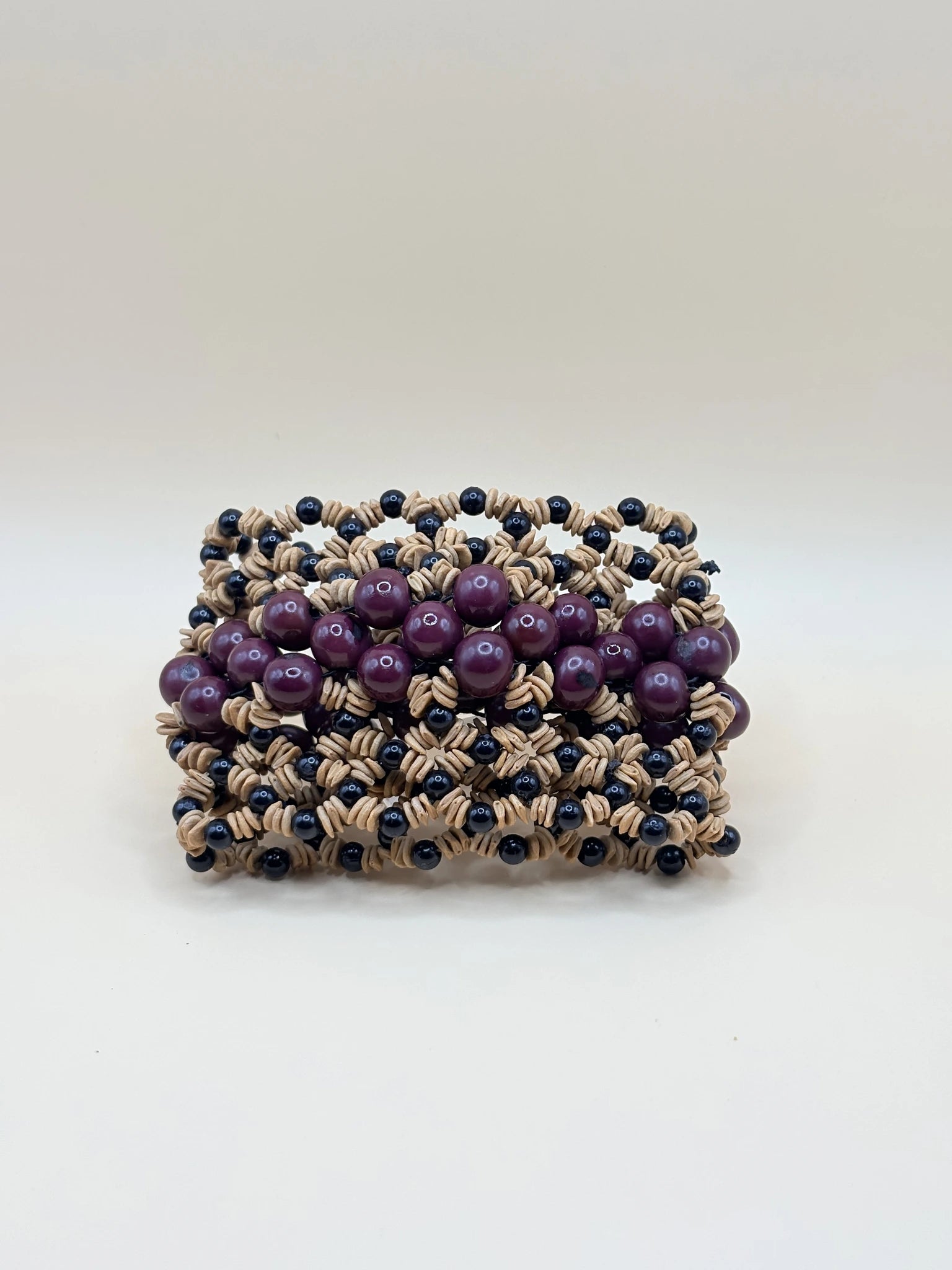 bracelet fait main en Amazonie en graines d'açaï couleur bordeaux, graines de morototo et miçanga