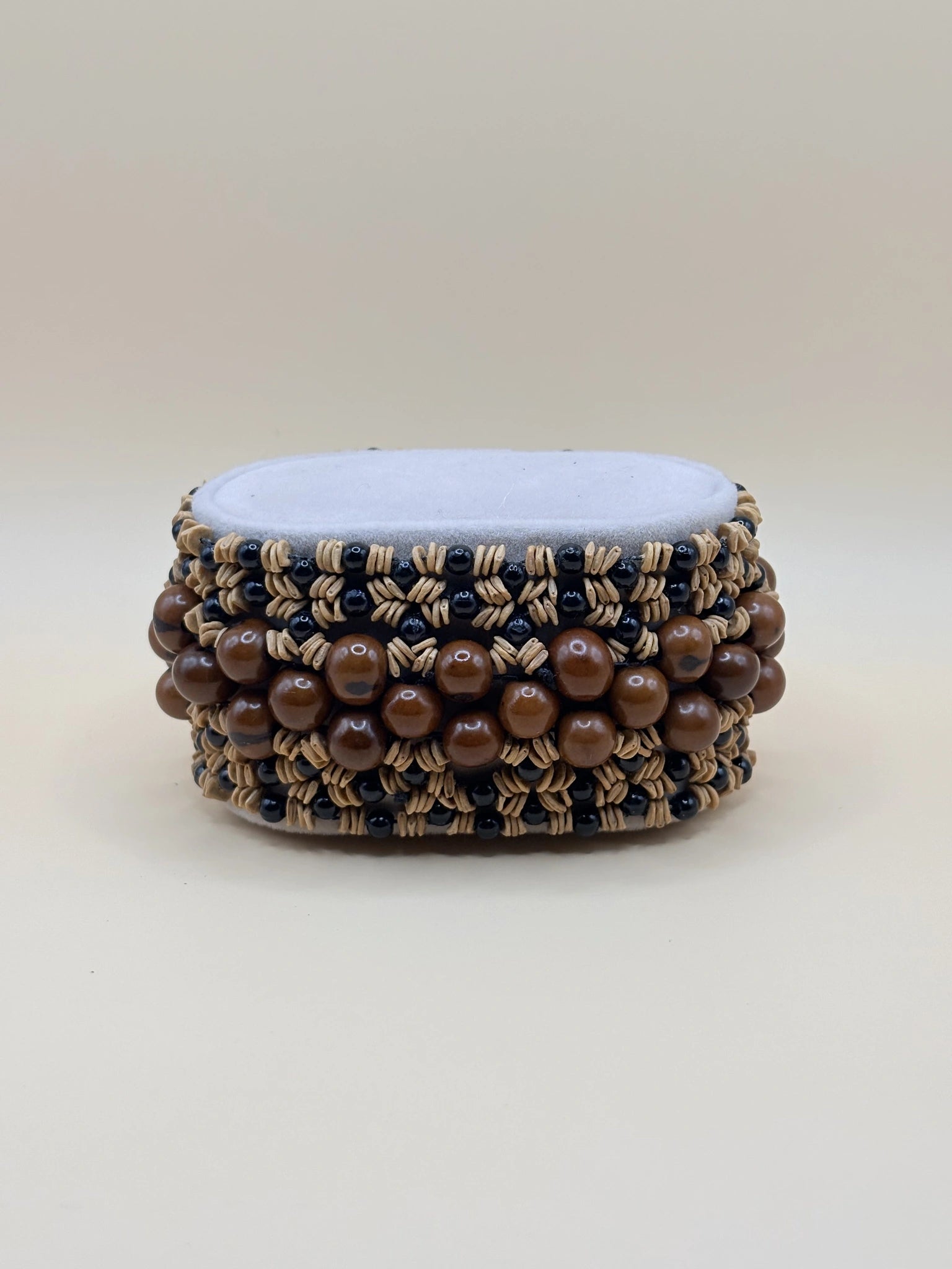 bracelet fait main en Amazonie, avec des graines d'açaï, de morototo et des perles