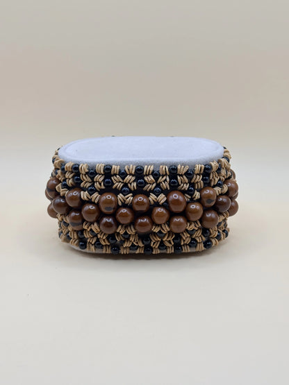 bracelet fait main en Amazonie, avec des graines d'açaï, de morototo et des perles