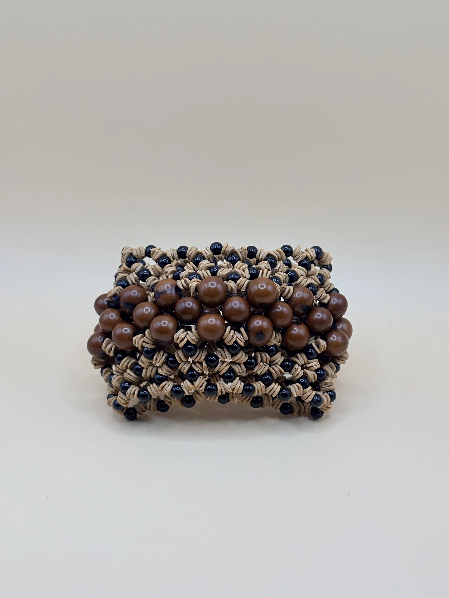 Autre vue du bracelet en açaï marron, graines de morototo et perles