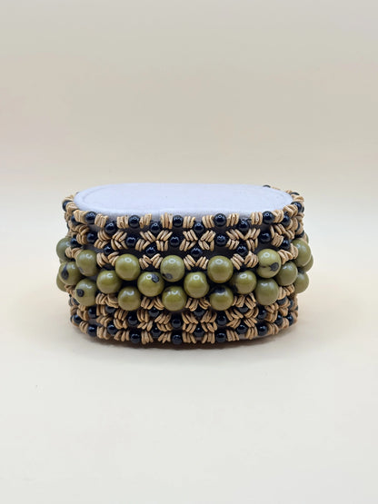 bracelet fabriqué à la main par femmes artisans de l'Amazonie, en açaï vert et morototo