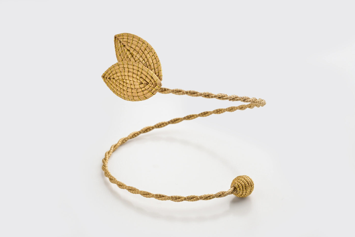 Bracelet en capim dourado, or végétal, éclosion d'une fleur