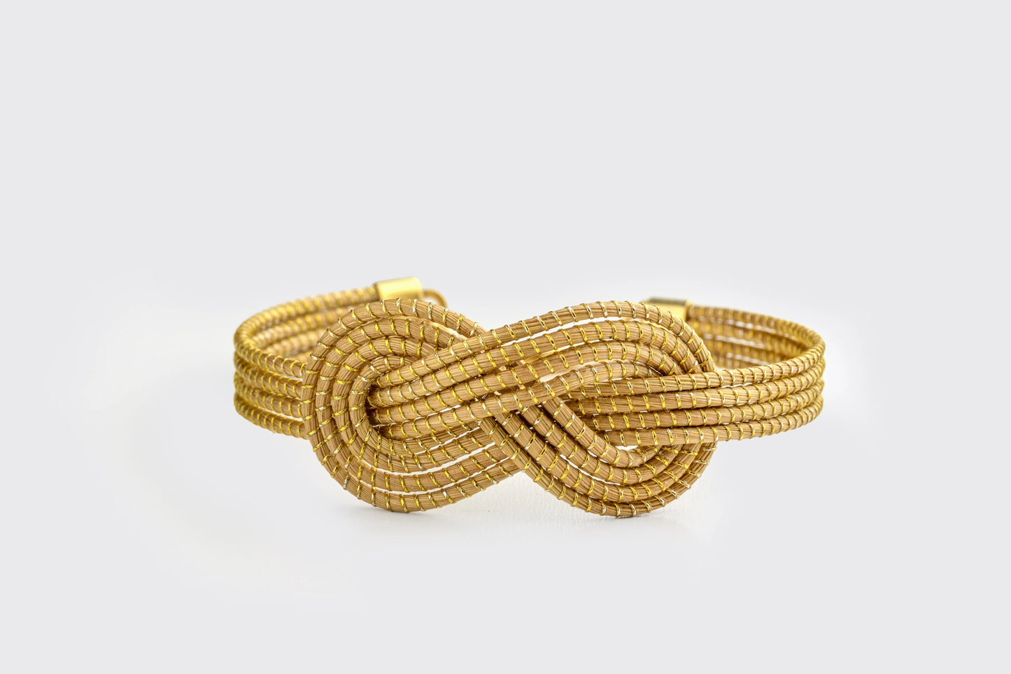 bracelet en capim dourado symbole infini, fait main au Brésil