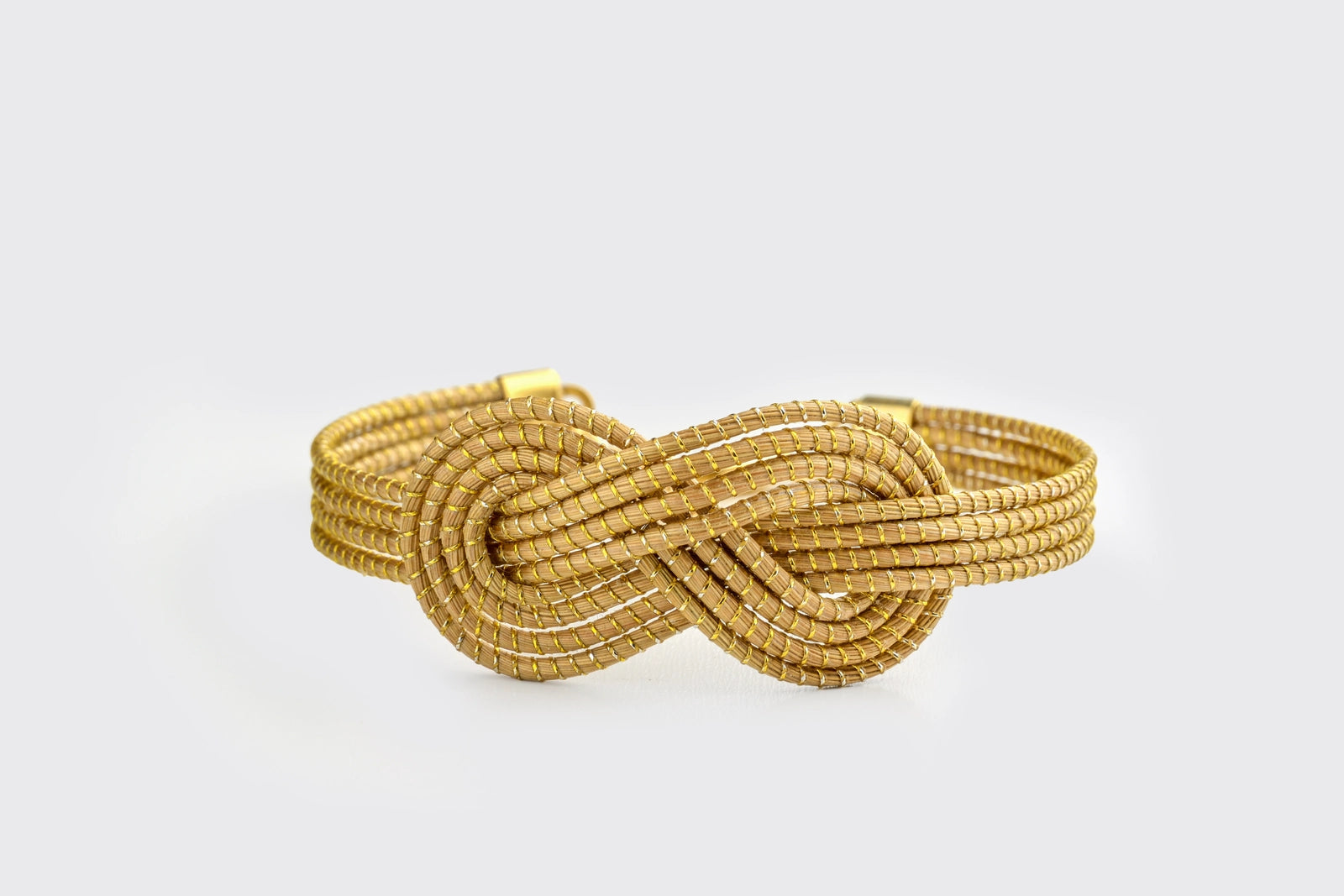 bracelet en capim dourado symbole infini, fait main au Brésil