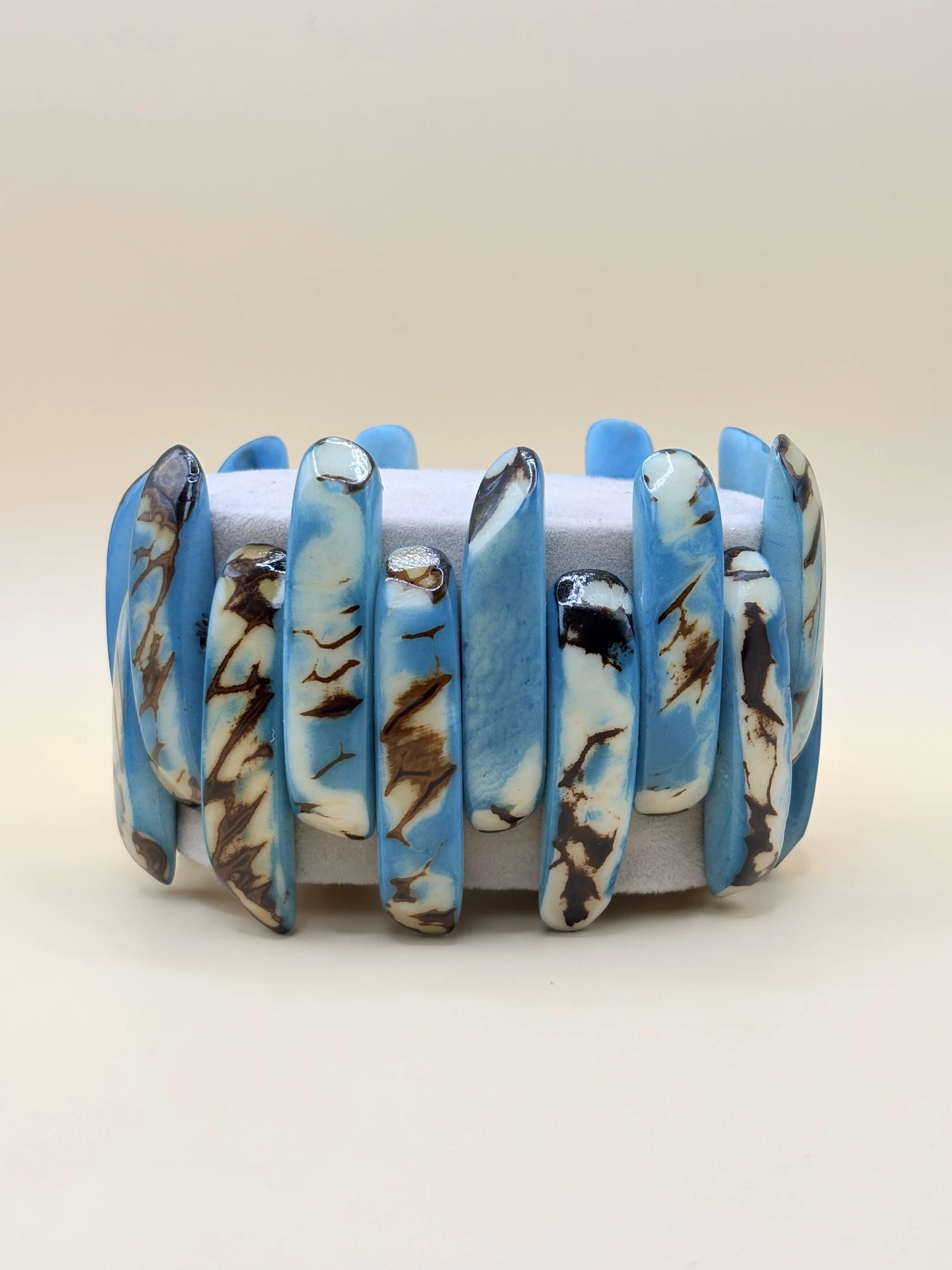 Bracelet fabriqué en Amazonie avec des graines de jarina couleur bleu ciel