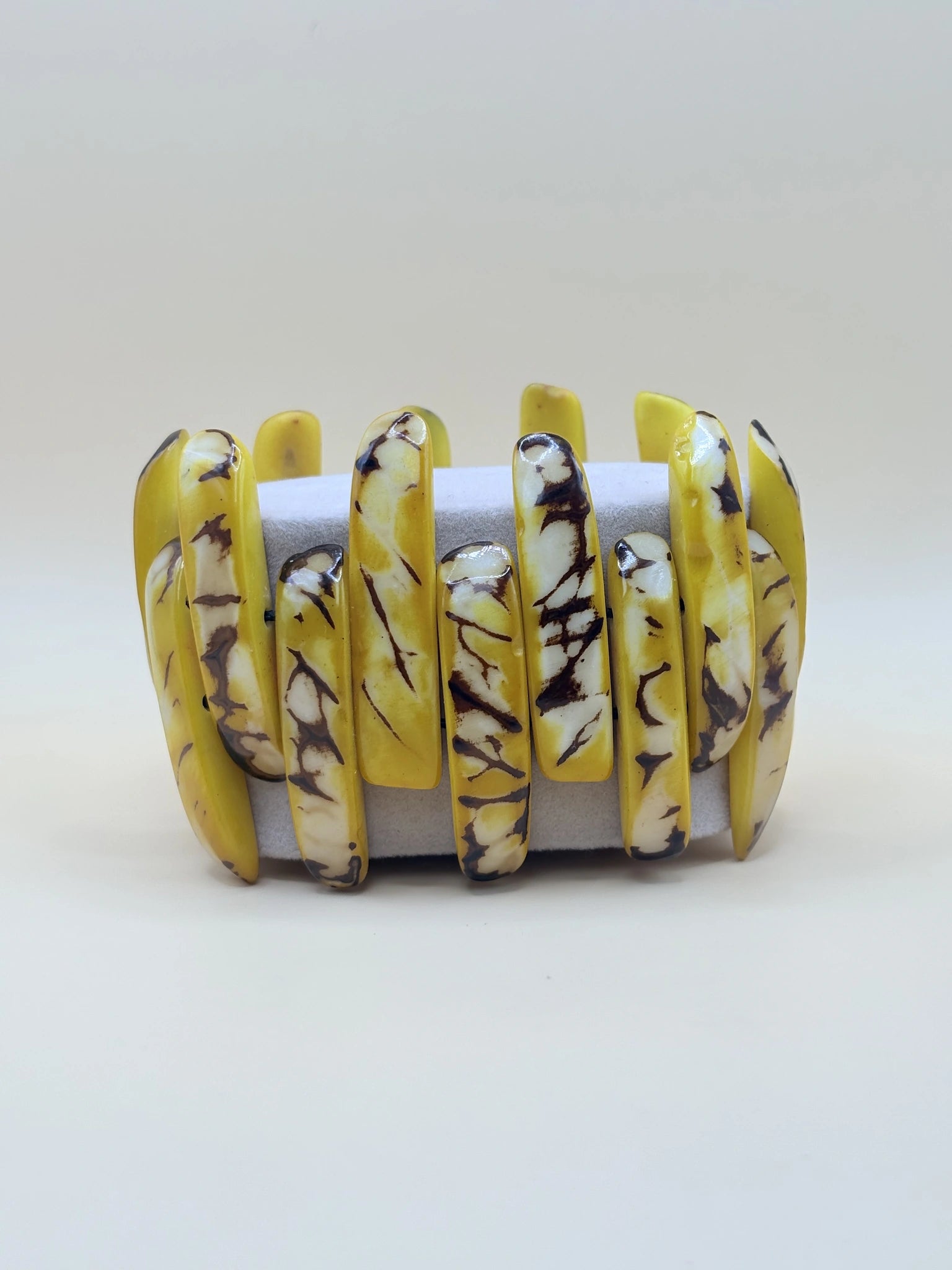 bracelet assemblé à la main en Amazonie, avec des graines de jarina jaunes