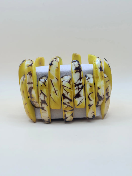 bracelet assemblé à la main en Amazonie, avec des graines de jarina jaunes