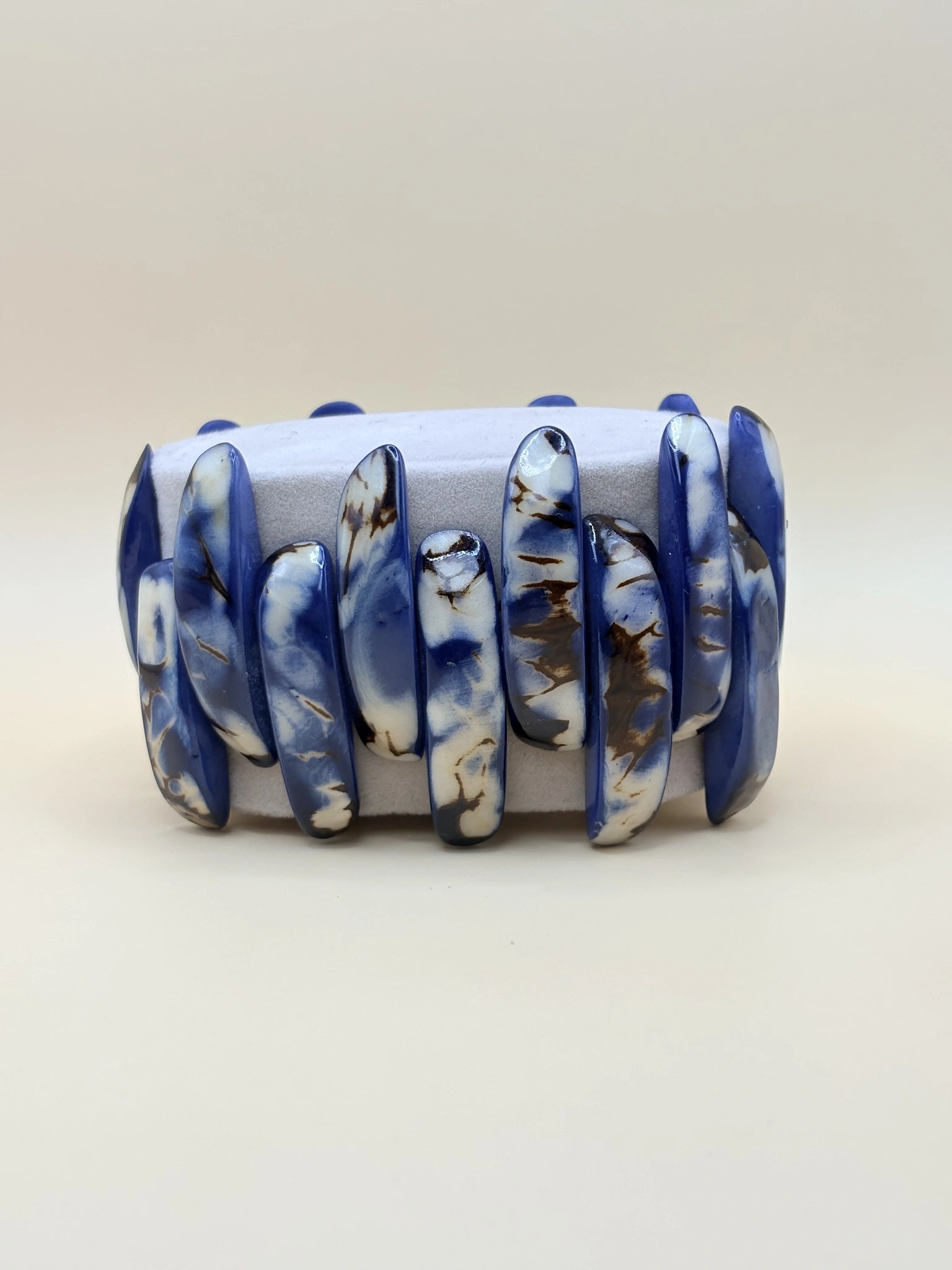 Bracelet fabriqué manuellement avec des graines de jarina bleues polies et vernies