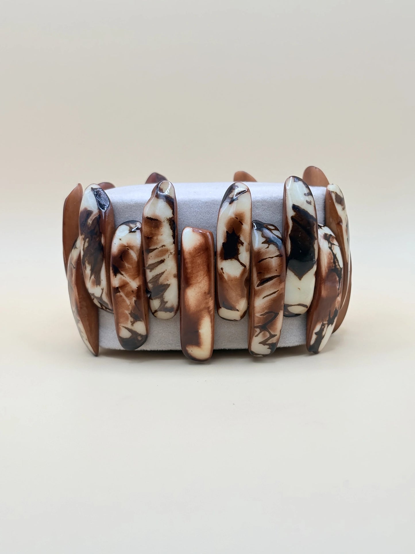 bracelet en graines de jarina marron, fait à la main par des femmes artisans en Amazonie