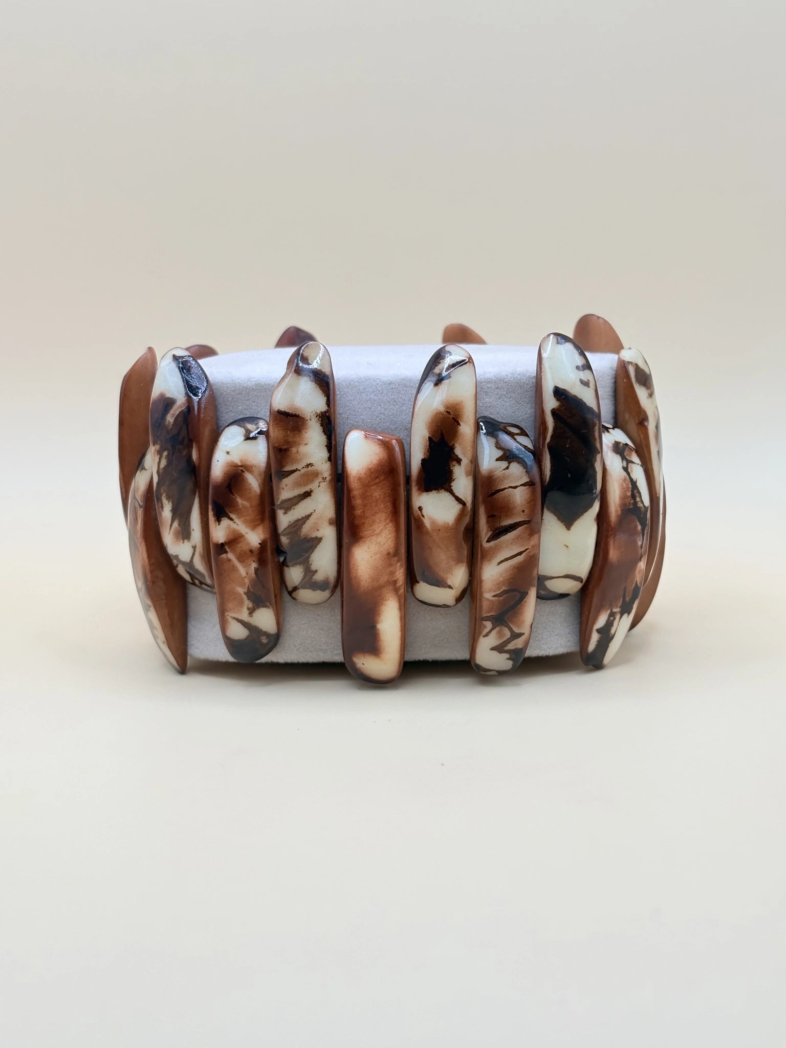 bracelet en graines de jarina marron, fait à la main par des femmes artisans en Amazonie