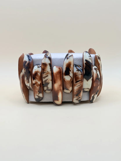 bracelet en graines de jarina marron, fait à la main par des femmes artisans en Amazonie