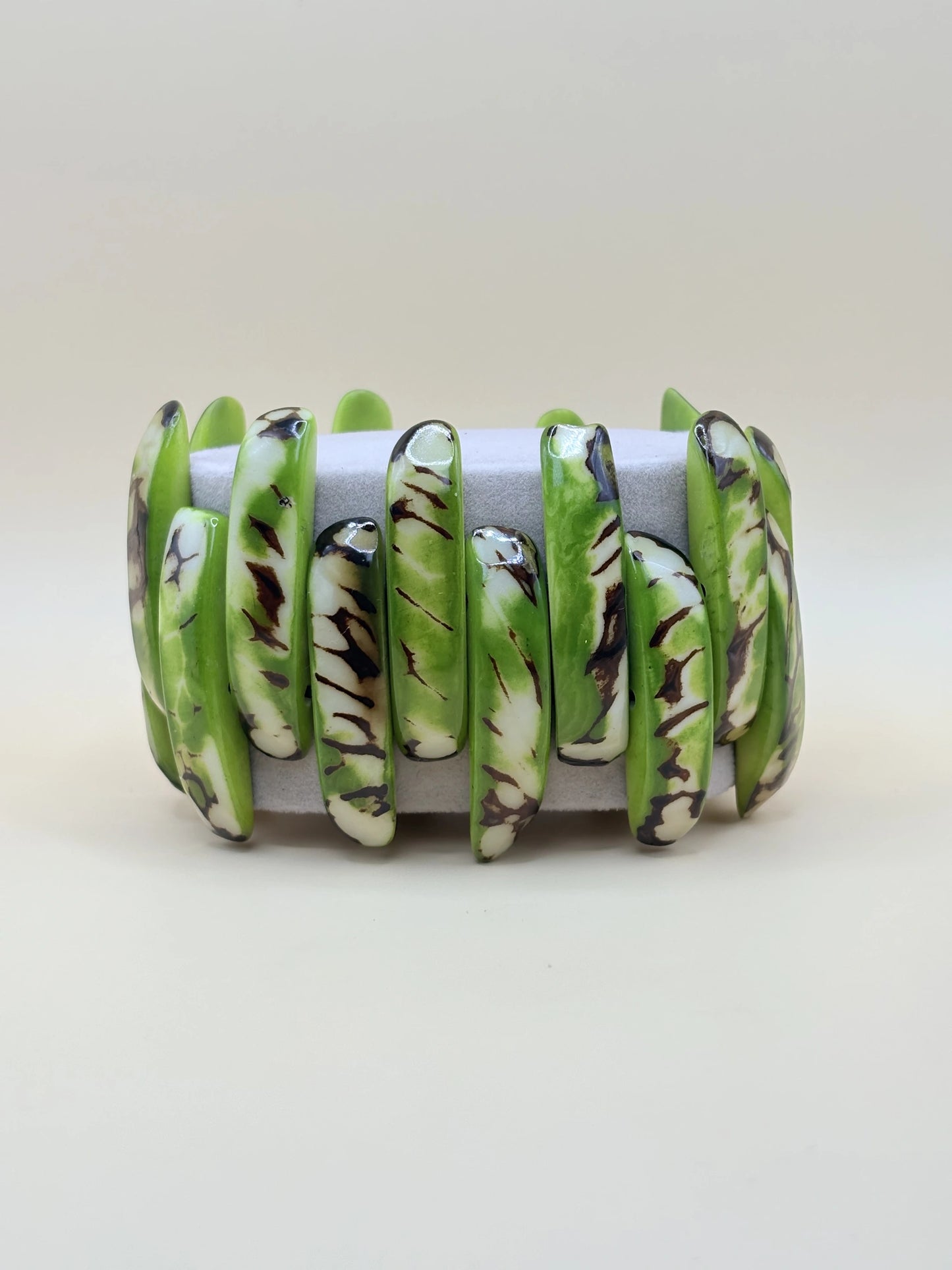 bracelet fabriqué en Amazonie à la main, avec des graines de jarina vertes