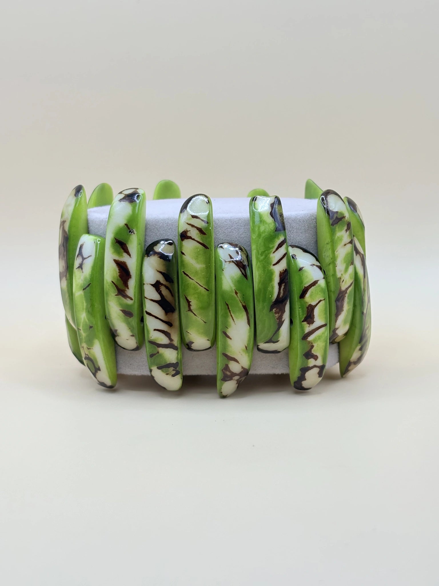 bracelet fabriqué en Amazonie à la main, avec des graines de jarina vertes