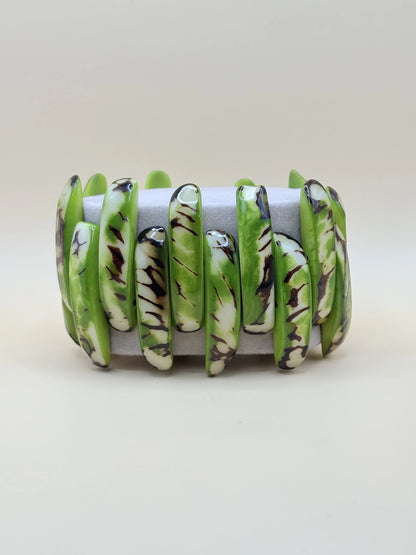bracelet fabriqué en Amazonie à la main, avec des graines de jarina vertes