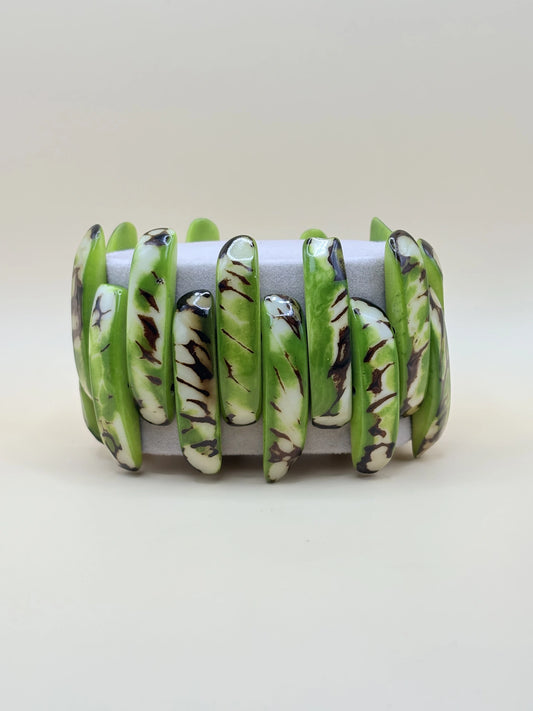 bracelet fabriqué en Amazonie à la main, avec des graines de jarina vertes
