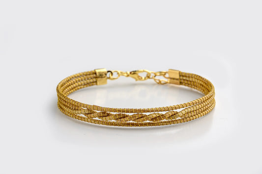 Bracelet en or végétal, symbolisant un lien puissant, une fibre tressée